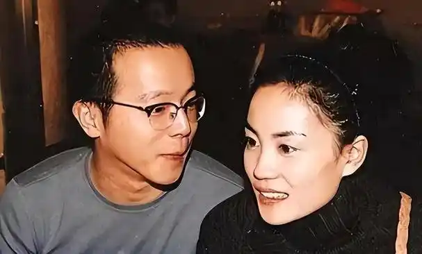 沧桑窦唯:两次离婚,愧对两个女儿,两份嫁妆背后,是深沉的父爱