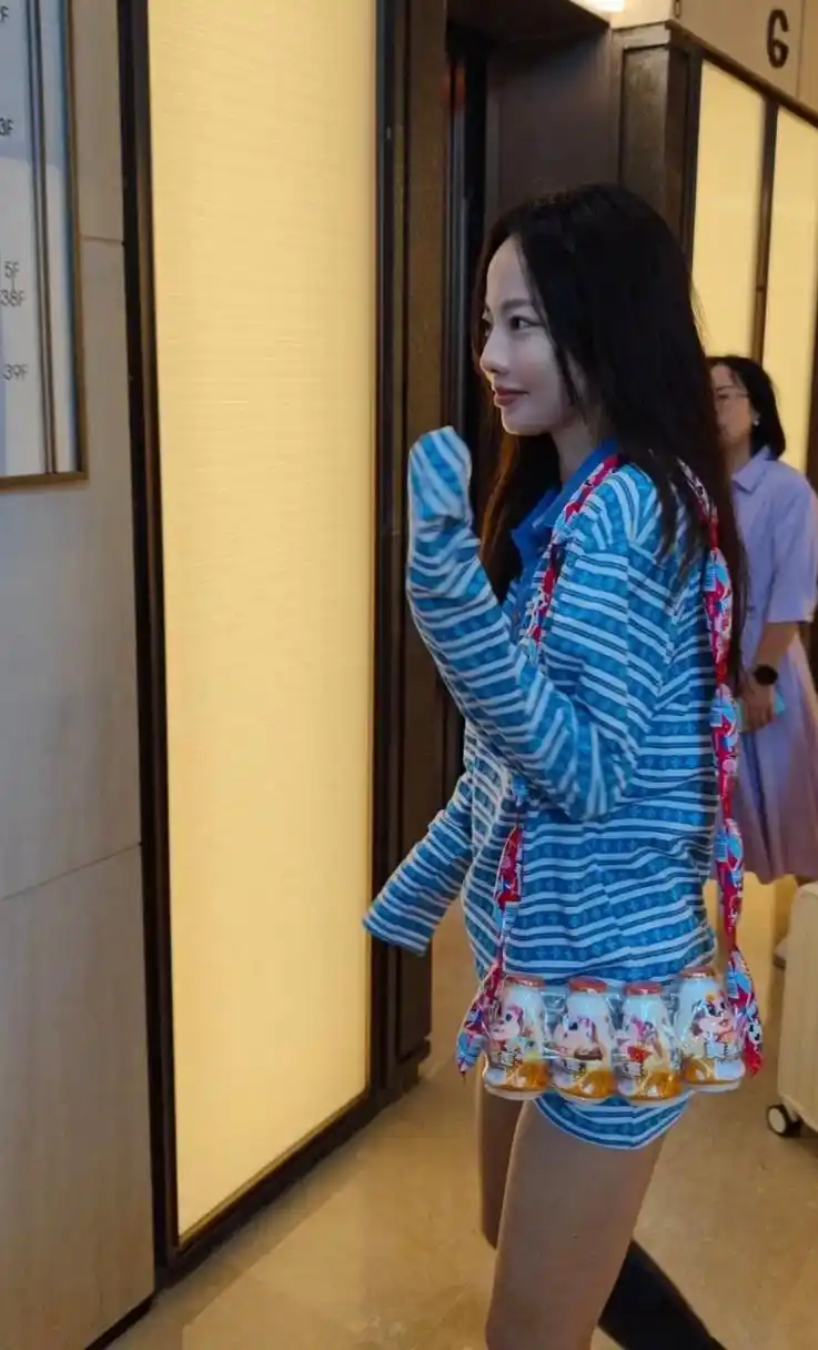 张嘉倪生图,本人脸超级小,个子不高,特别瘦,体重也就80多斤,很小一只.