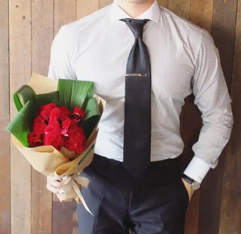 手捧花束的男人最迷人