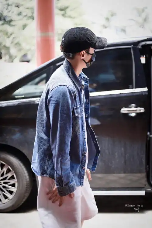 张艺兴#张艺兴出发饭拍图牛仔外套搭配大短裤夏日感满满!