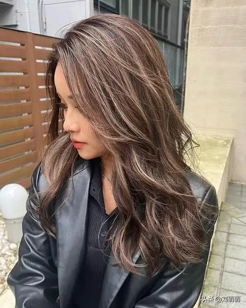 中长发发型2021年最新款烫发(中年女性中短最新烫发发型洋气)