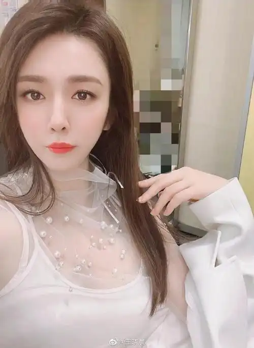 王晓晨营业晒自拍长发白纱尽显知性美