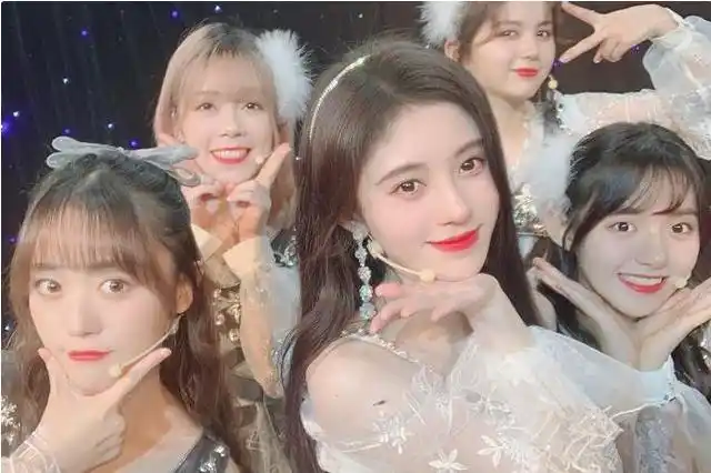 鞠婧祎晒合照,c位一目了然,"惊艳美"和"一般美"就是不一样