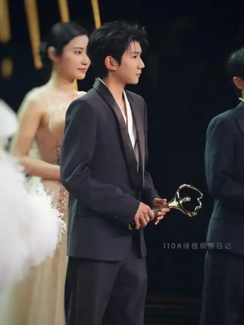 王源#@tfboys-王源手机装兜上台领奖