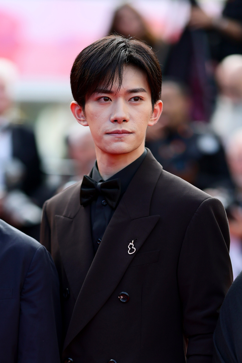 当易烊千玺以独眼,光头,破布麻衣的乞丐造型出现在《酱园弄》海报时