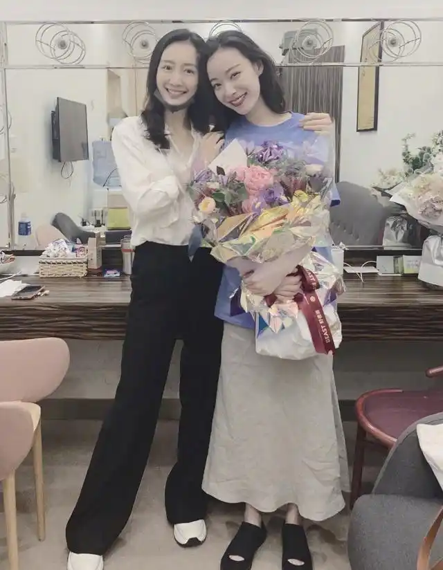 倪妮王鸥同框,一张图曝光她们真实关系,网友:细节很重要