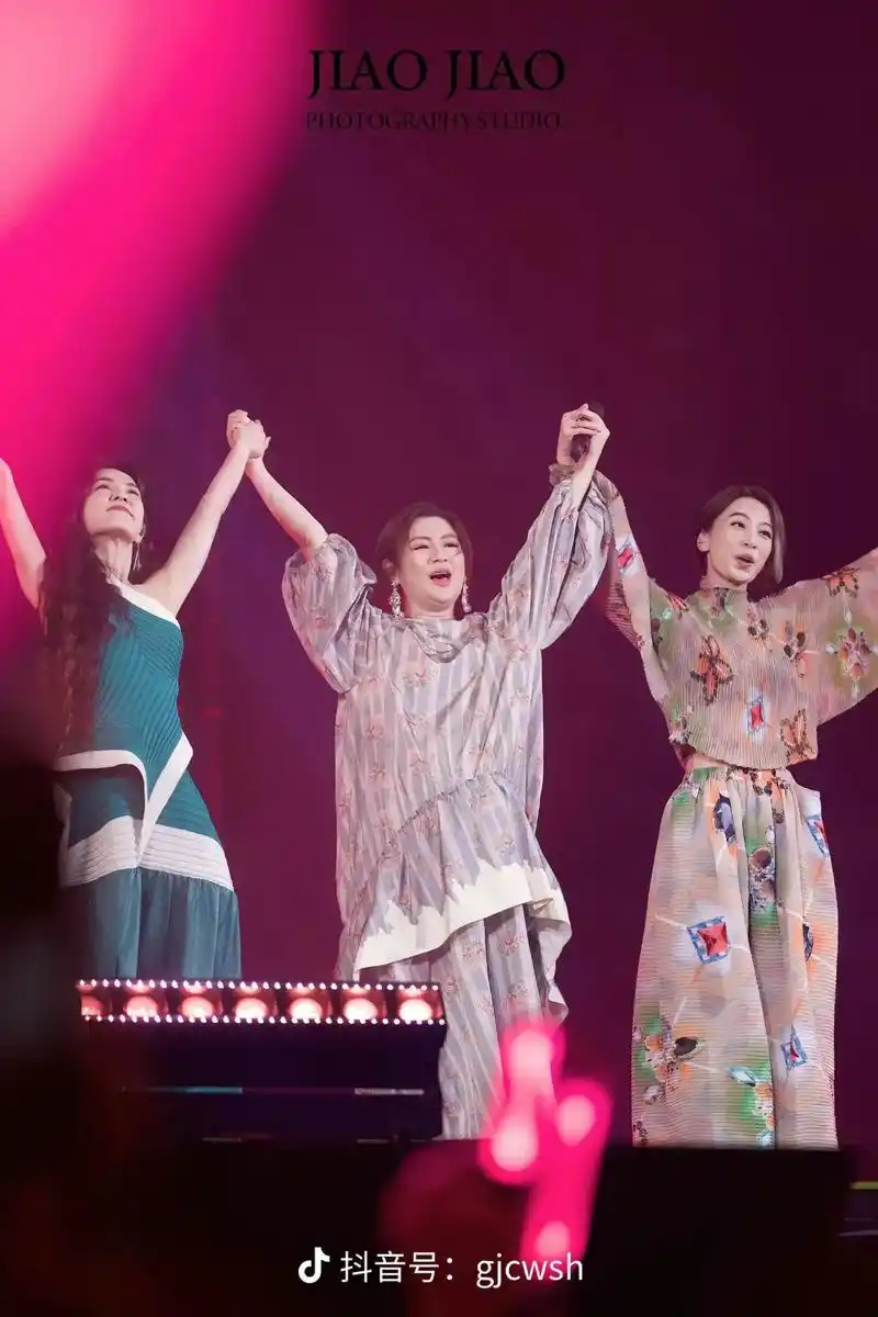 这是我的青春@完美组合 #田馥甄 #美丽新世界she - 抖音