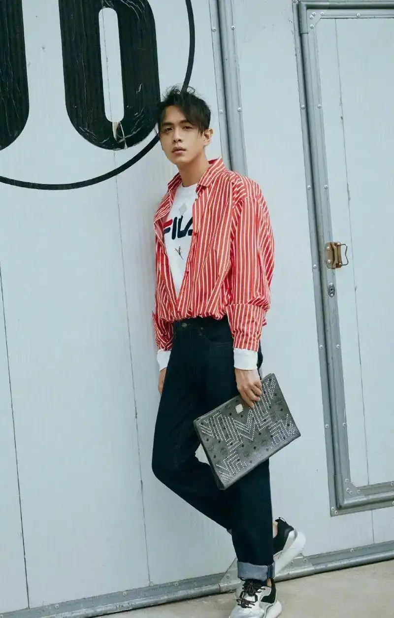 张若昀的条纹衬衫穿搭,充满少年活力感