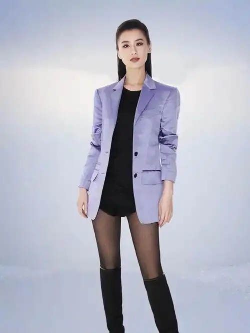 黄圣依终于挑战帅气风格了穿黑色丝袜搭配紫色西服魅力十足