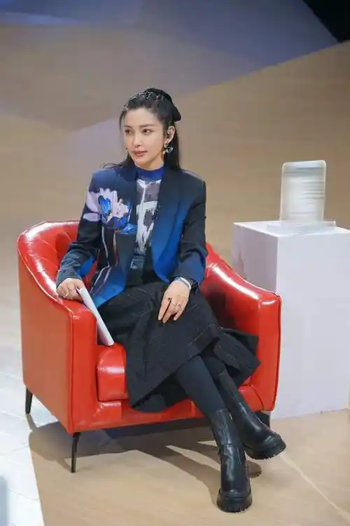 李冰冰美国纽约亮相哪吒头扮嫩人老心不老越来越晓庆化