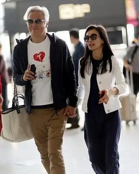 47岁张庭现机场,肚子都快圆成球了,网友:厉害了林瑞阳!