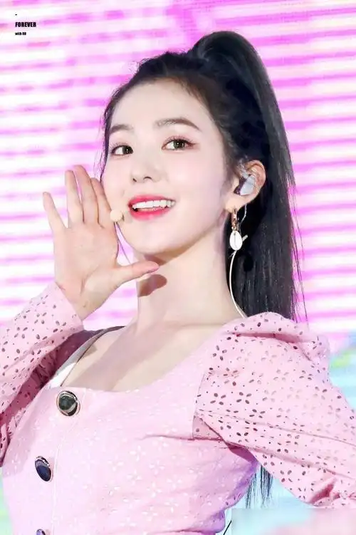 这张照片中的裴珠泫有种港风的感觉气质非常好,真的是非常的上镜,头身