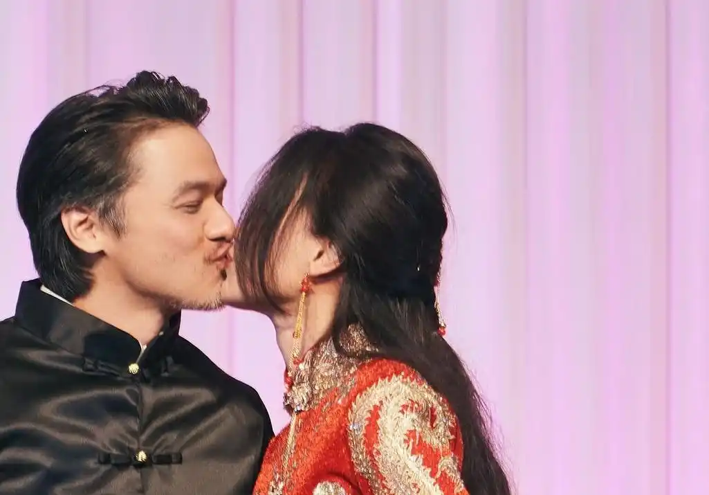 舒淇冯德伦庆结婚8年,亲吻贴贴超甜蜜,冯德伦用心布置感动舒淇