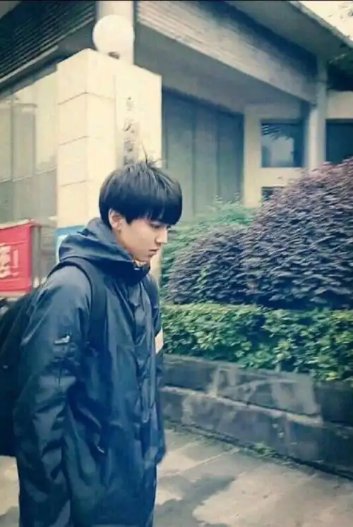 王俊凯的高中毕业照