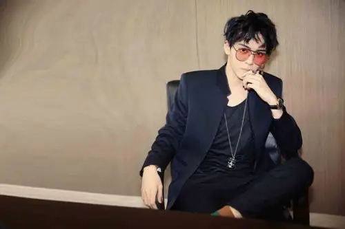 曾舜晞雅痞亮相《失控》发布会 出道7个月走红