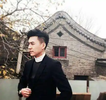 靳东老婆和俩儿子外出!