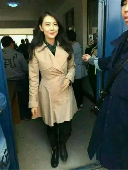 高圆圆衣着朴素回老家祭祖网友说她很接地气