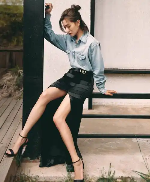 她的老公徐洪涛是个圈外人,职业的广告摄影师,她