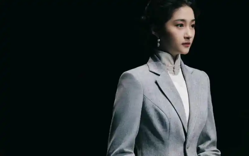 关晓彤《抗战中的文艺》造型