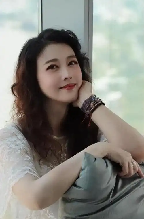 娱乐圈中涌现了许多看起来不老的女明星,但像周海媚这样的60后明星,看