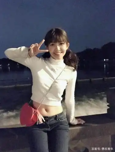 赖美云素颜亮相引围观,打扮甜美清纯,这个细节见证高人气