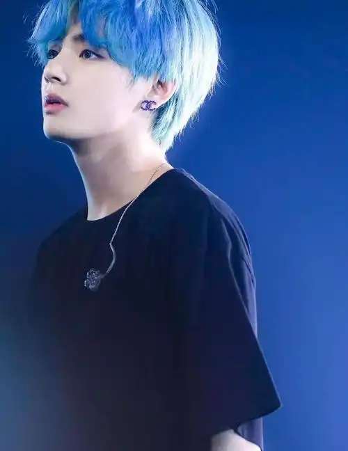 染不好就杀马特了～但是金泰亨的蓝色头发简直打破了次元壁,立马变身