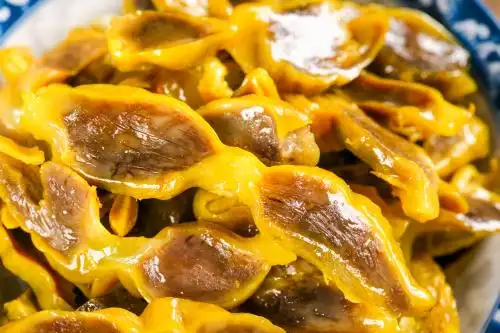 盘子里装着鸭珍 盐焗鸡胗