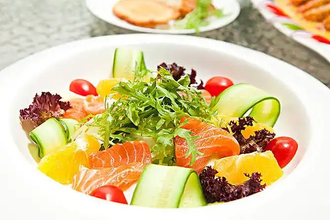 挪威三文鱼蔬果沙拉
