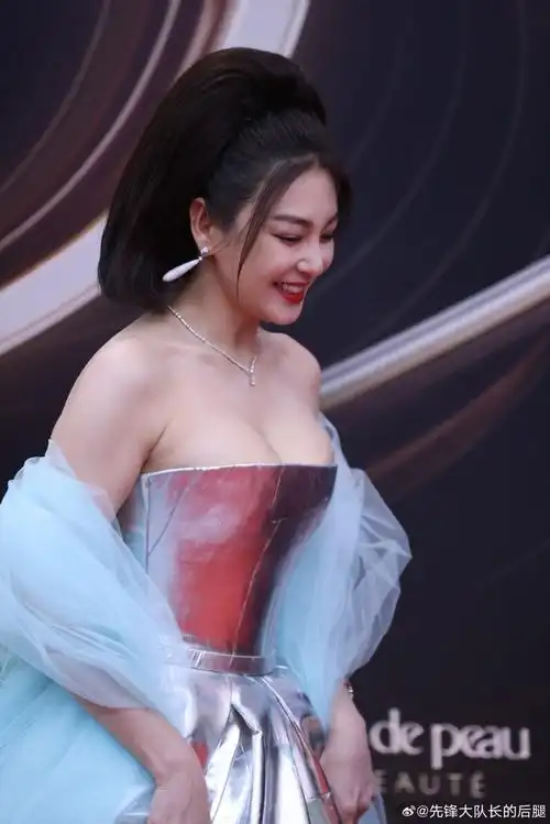 张雨绮抹胸ai银光裙##张雨绮蓝纱抹胸裙