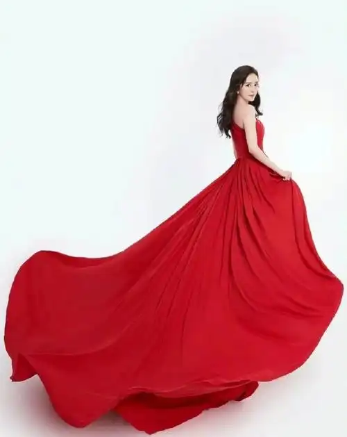 太好看了吧,在红色的衬托下她更美了,杨幂什么颜色都能驾驭的了谁能不