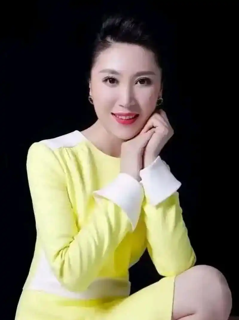 [鲜花][鲜花][鲜花] 伊泓远是中国内地民族唱法歌唱演员,她眼睛非常大