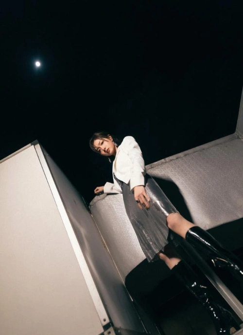 万茜说不想红,但却将野性都穿在身上,西装皮靴潇洒又霸气