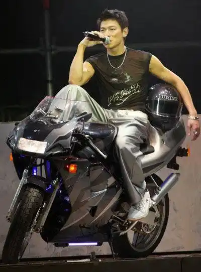 图为刘德华骑摩托车出场.(阿通/摄)