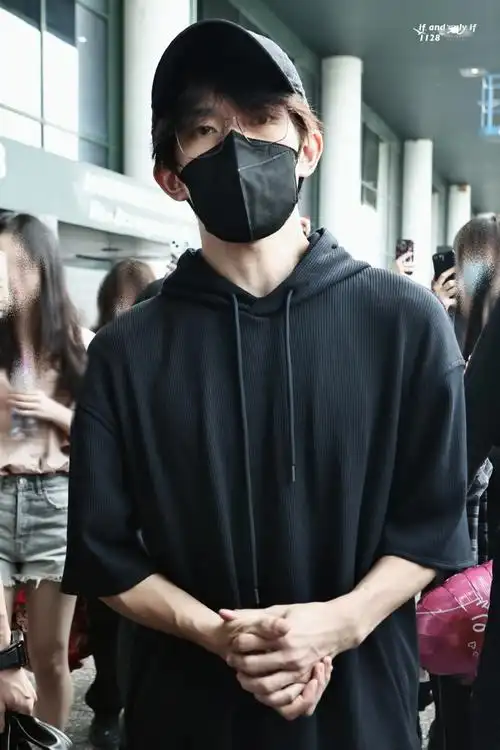 易烊千玺也吃到了浦东机场的苦##易烊千玺到米兰##emporio armani