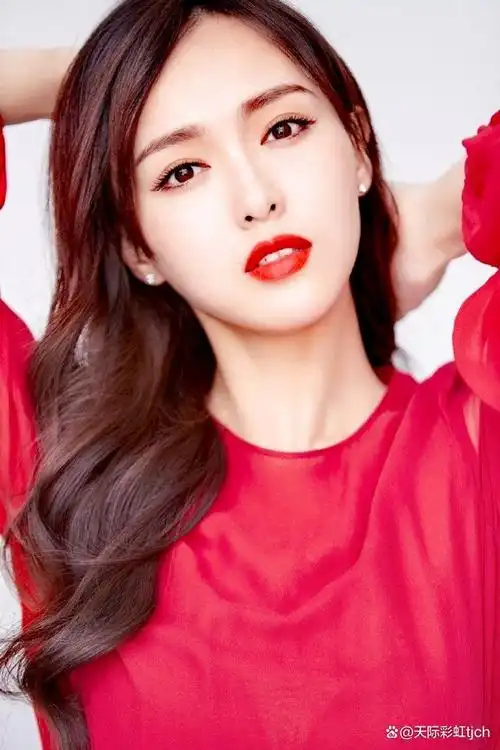 唐嫣,这位中国上海出生的女演员,在其职业生涯中展现出了不凡的魅力和