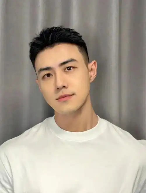 第2款:短背头发型在炎热的夏天,男生们的头发剪得越短就会越清爽!