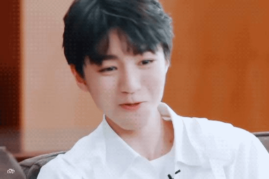 王俊凯笑成叉烧包虎牙少年笑容超治愈