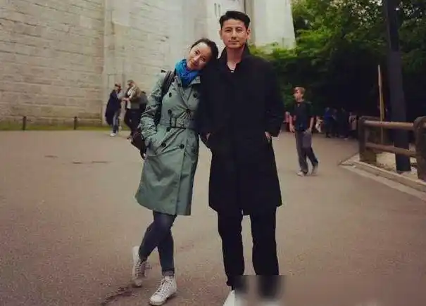 钱泳辰带老婆出游太贴心,吕一想在路边闲逛,却被老公拉去看首饰