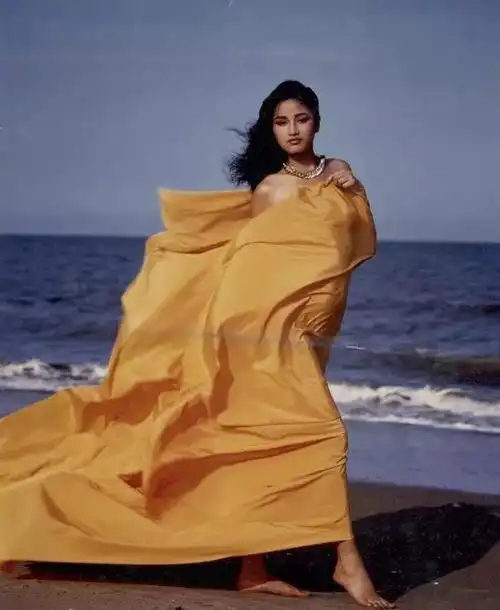 初代国模之光瞿颖:颜值实力并存,横跨演员歌手主持,曾红极一时