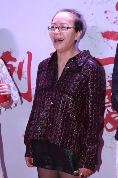 宋丹丹的身材真不像是奶奶辈的人,短裤配长靴,身材好纤细