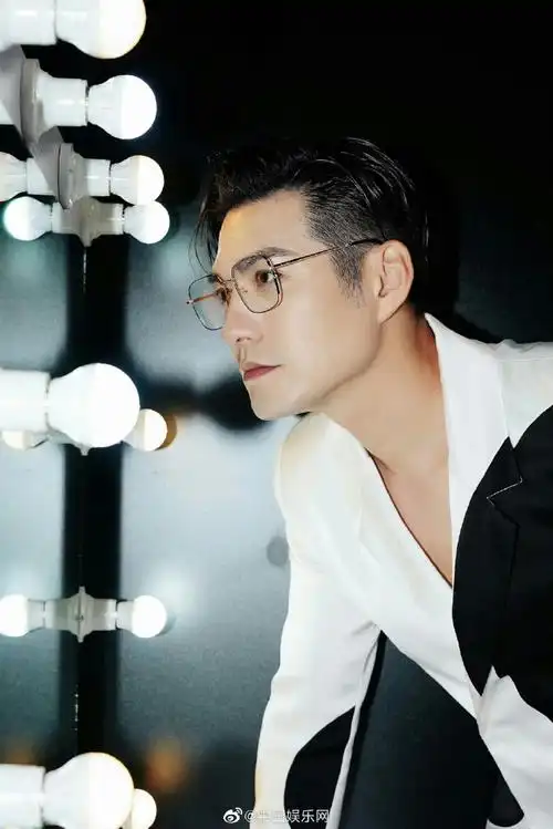 看天花板#严屹宽一直以来都是我的偶像,没想到这么多年还是那么帅气