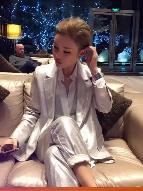 前段时间,许佳慧微博发出几张参加活动的照片,开年后进入忙碌工作状态