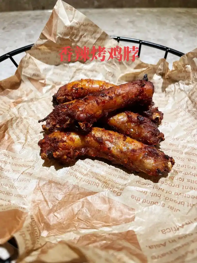 香辣烤鸡脖!宵夜必备 食材:鸡脖 1.鸡脖洗净,去掉多余油脂 - 抖音