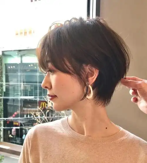 50岁女人的头发宜短不宜长不信看这4款短发烫洋气又减龄