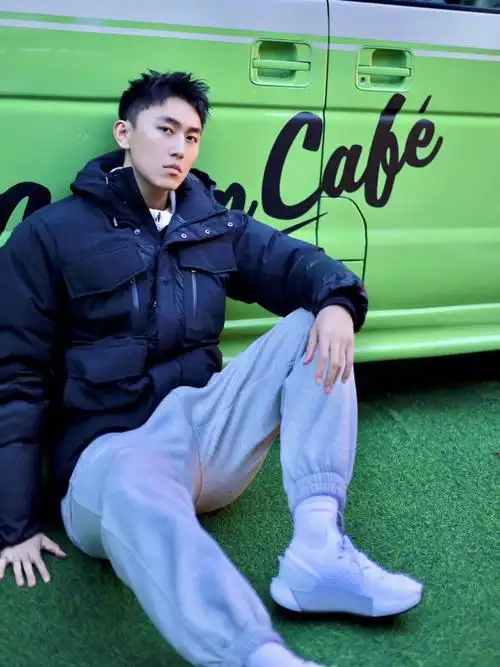 裤子77黑羽绒服77白鞋三件套整个搭配咱就是说非常体育生一看就很