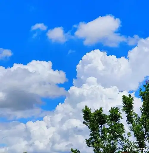 阳光蓝天白云洒照大地