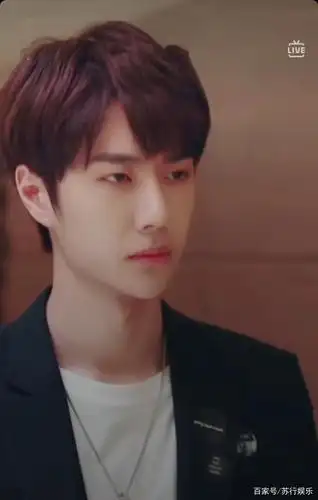 王一博机场黑脸发现被拍一脸生气一直盯着偷拍者