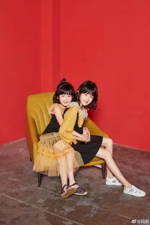 陆毅晒全家福拜年,两个闺女颜值高又可爱,网友感叹大长腿太过分