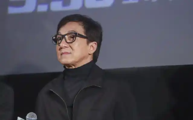 成龙大哥戴上眼镜也很帅哦