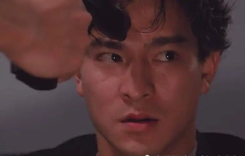 例如唱歌,其实在这方面刘德华是比较被忽视的,主要因为那个年代的歌坛